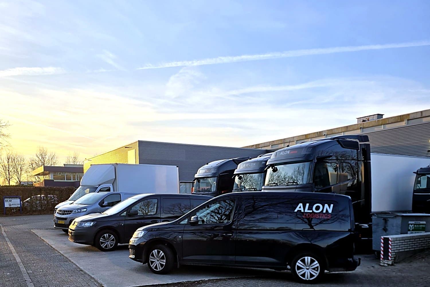 Alon Logistics wagenpark bij zonsondergang — transport vanaf Veenendaal naar heel NL, BE en DE