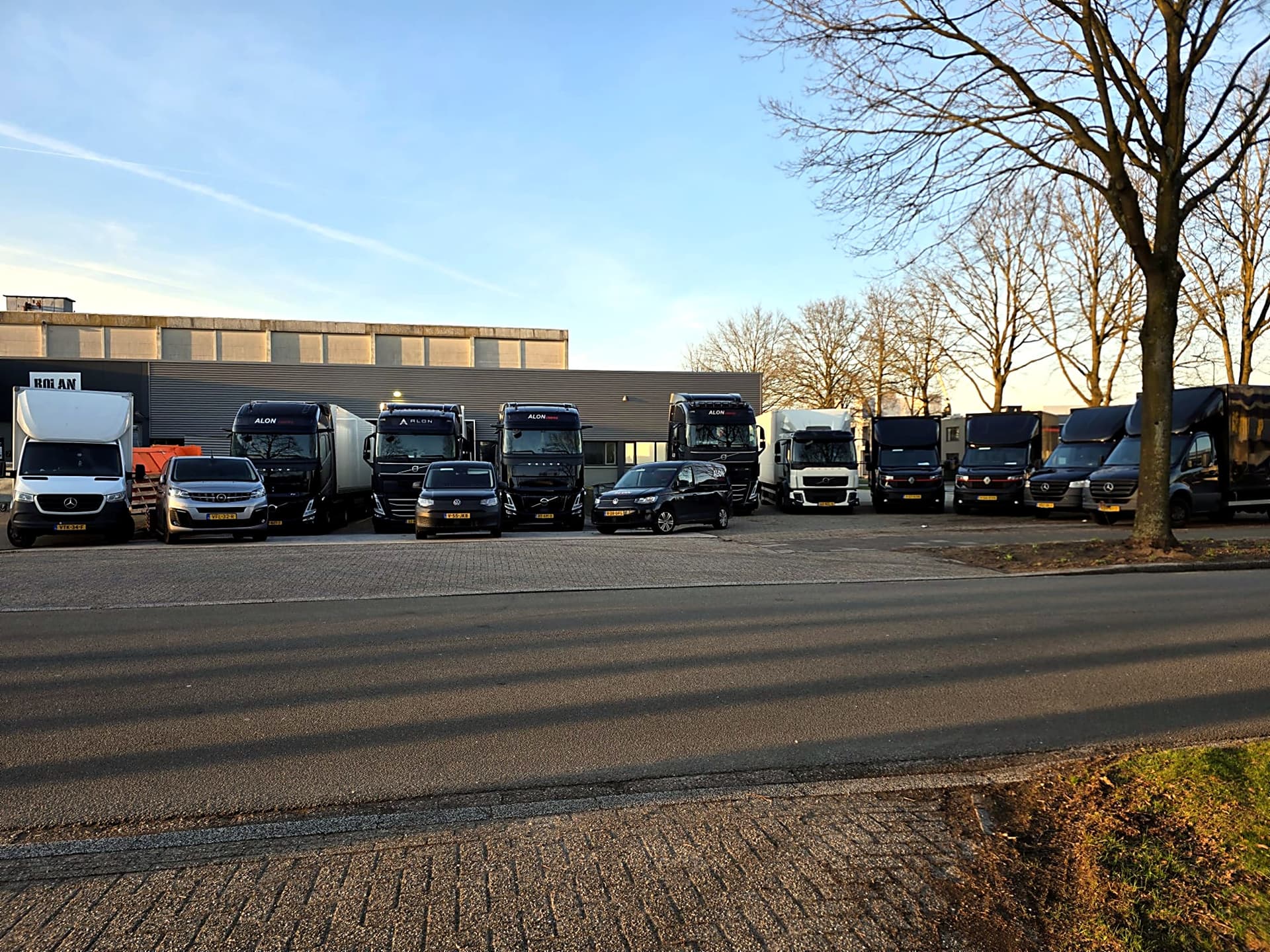 Alon Logistics wagenpark — transportbedrijf met 30+ voertuigen in Veenendaal voor NL, BE en DE